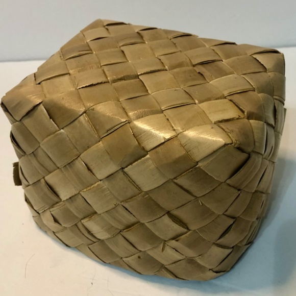 Small Woven Basket Handmade made of Palm Tree from Puerto Rico - Picture 4 of 4